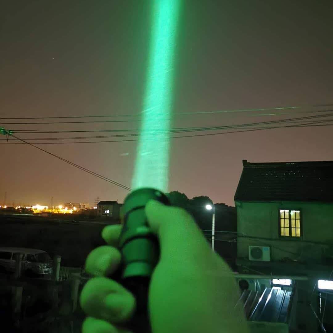 Acebeam E10 1050 Lumen Mini Thrower Compact Flashlight over 675 meters beam distance with 2 x Acebeam 26350 Batteries and Holster