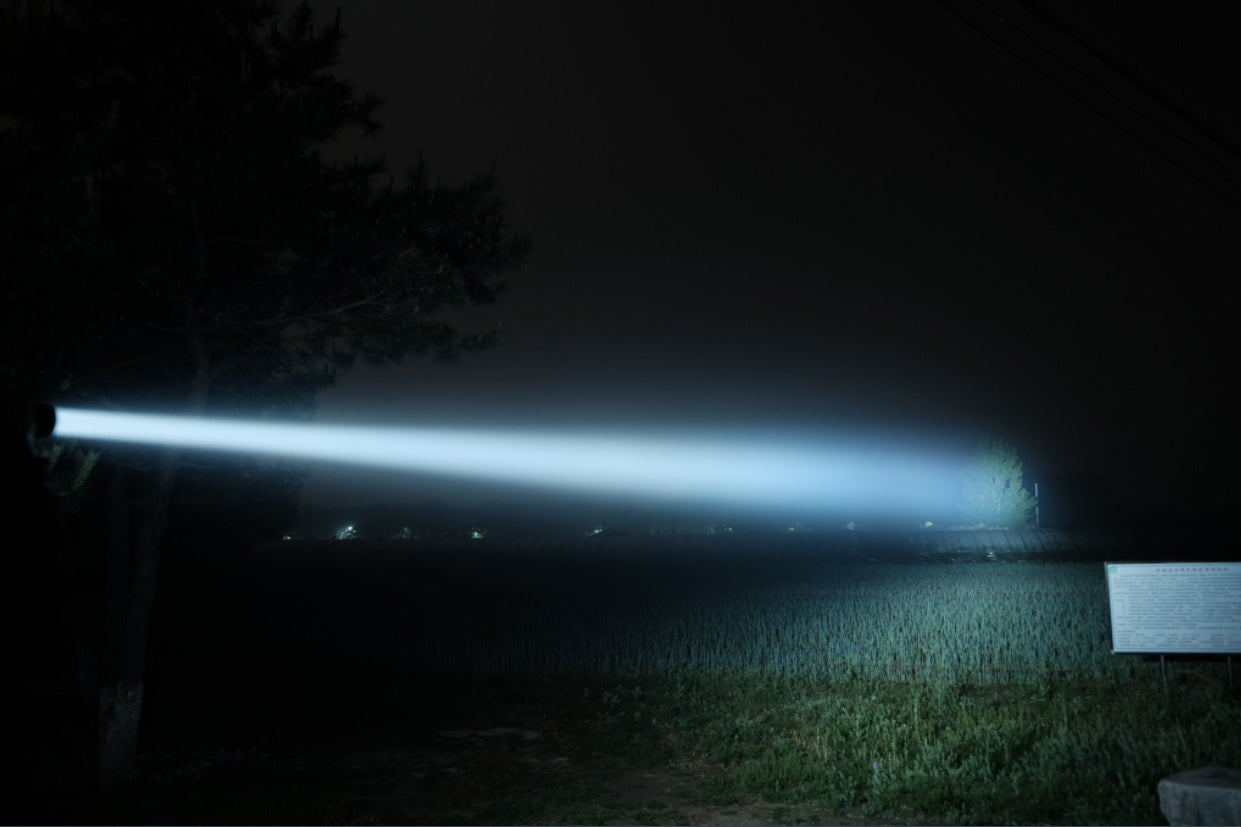 Acebeam L19 V2.0 flashlight with beam profile.