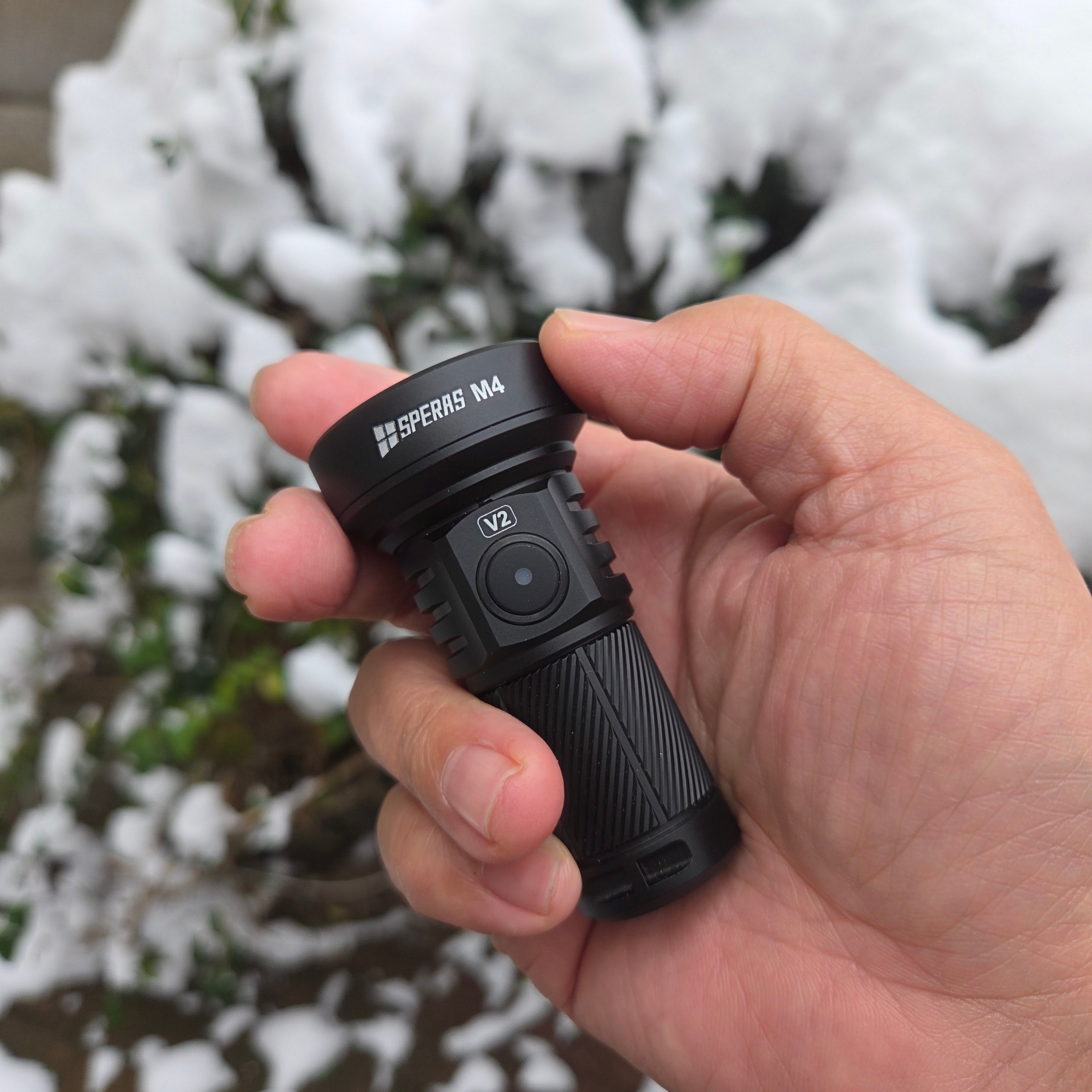 SPERAS M4 Compact Type-C Rechargeable EDC Flashlight 2000lumens 700 meters holding by hand.